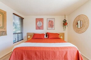 1 bedroom, desk, iron/ironing board, free WiFi - Vintage condo & views! Retro Vibe in Old Town with heated & cooled-pool & spa (Scottsdale)