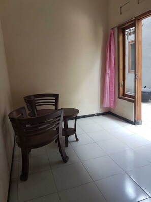 Standard Double Room, 1 Queen Bed, Balcony | Living area - Selaraskost Syariah Jombang (Peterongan)