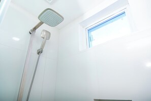 Shower, rainfall showerhead, free toiletries, slippers - Le Dream Hotel near Vigan (Vigan)