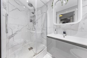 Een douche, een haardroger, handdoeken