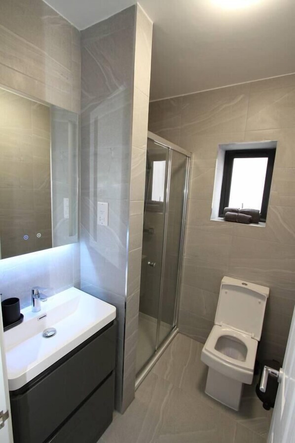 Shower, hair dryer, towels