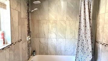 Douche, sèche-cheveux, serviettes fournies