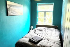 4 bedrooms, iron/ironing board, WiFi, bed sheets