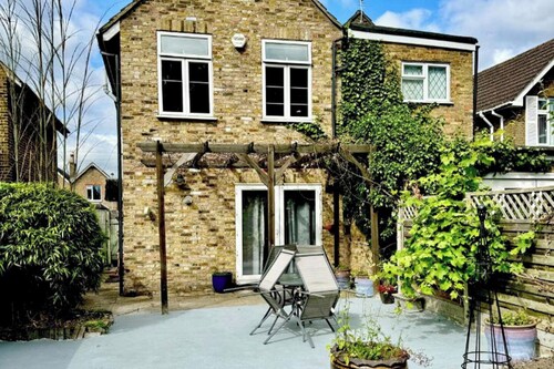 Inviting 4-Bed House near Heathrow w/ Fireplace