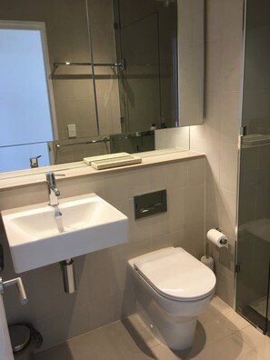 タオル、石鹸、シャンプー、トイレットペーパー