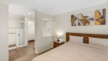 4 bedrooms, desk, iron/ironing board, free WiFi