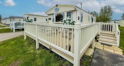 CaravanSleeps8-HotTub-FirePlace-Garden-Patio