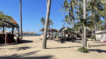 Plage, chaises longues, serviettes de plage
