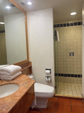 Shower, hair dryer, towels, soap - Beachfront resort in Marina Vallarta, studio suite with kitchen & 2 double beds (Puerto Vallarta)