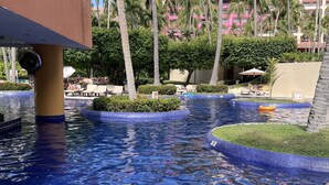 Ein Swimmingpool mit klarem, blauem Wasser, umgeben von Palmen und einem Gebäude mit der Aufschrift "WESTIN".