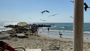 Sulla spiaggia, lettini da mare, teli da spiaggia