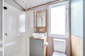 Bathroom - Dog friendly park 5 miles from Bude 2 bed caravan (Holsworthy)