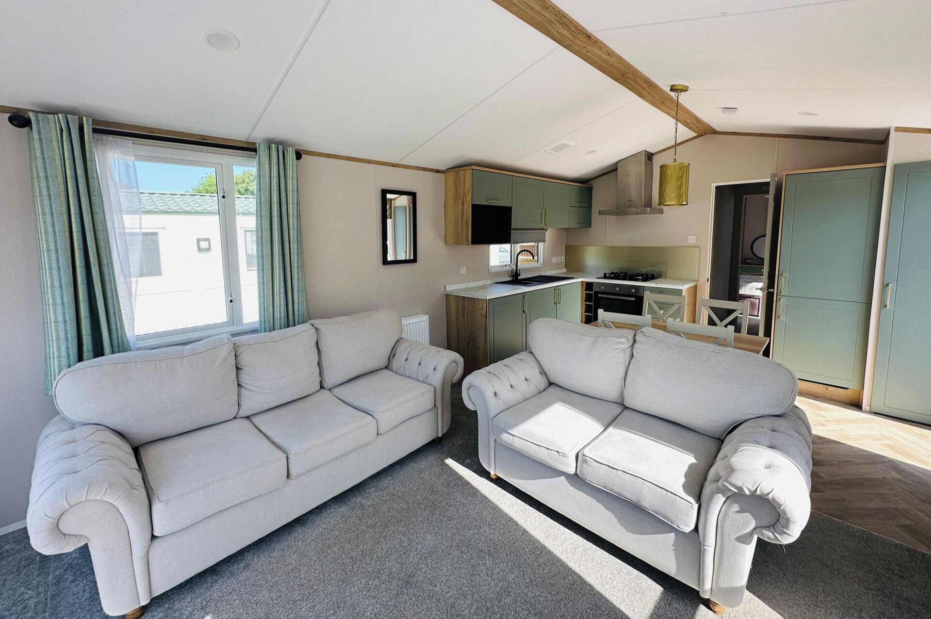 電視、壁爐、DVD 播放機、音響