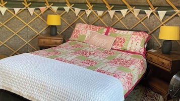 1 bedroom, bed sheets