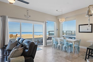 Smart TV, fireplace, books - Strandcastle Beach House 2.0 - Oceanfront! - You're right on the sand! 
 (Oceano)