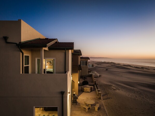 Un bâtiment situé sur la côte, doté d’un balcon donnant sur la plage.