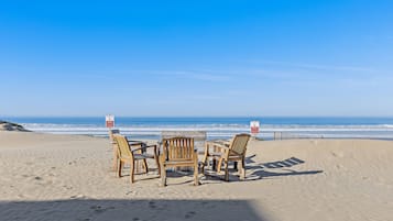 Am Strand, Liegestühle, Strandtücher