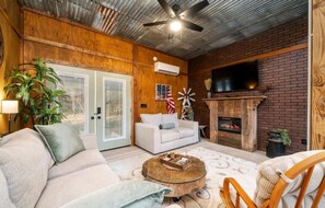 TV, fireplace, foosball - Hayloft Hide-a-way with mini-donkeys (Hot Springs)