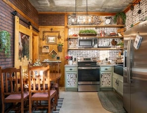 Fridge, microwave, oven, stovetop - Hayloft Hide-a-way with mini-donkeys (Hot Springs)