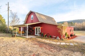 Exterior - Hayloft Hide-a-way with mini-donkeys (Hot Springs)
