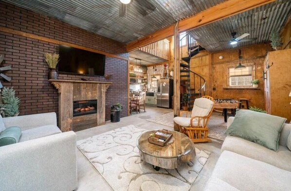 TV, fireplace, foosball - Hayloft Hide-a-way with mini-donkeys (Hot Springs)