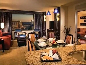 Dining - Marriott Grand Chateau LAs Vegas One Bedroom luxury apartment for Super Bowl wkd (Las Vegas)