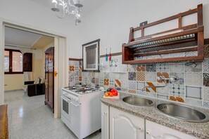 Fridge, oven, stovetop, coffee/tea maker
