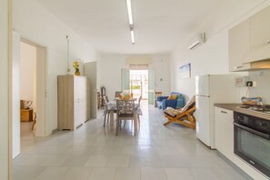 Kühlschrank, Ofen, Herdplatte, Wasserkocher mit Kaffee-/Teezubehör