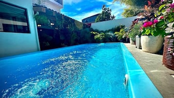 Una piscina al aire libre, una piscina climatizada