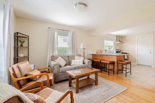 Pristine Cozy Walkable Downtown 2BR Getaway