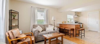 Pristine Cozy Walkable Downtown 2BR Getaway