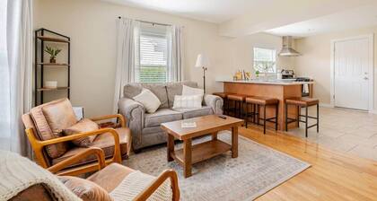 Pristine Cozy Walkable Downtown 2BR Getaway