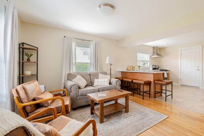 Pristine Cozy Walkable Downtown 2BR Getaway