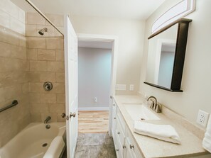 Asciugacapelli, asciugamani, sapone, shampoo