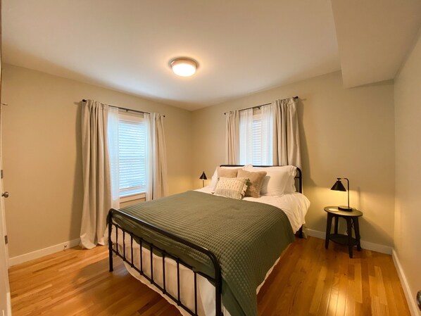 2 bedrooms, desk, free WiFi, bed sheets - Charming apartment 7 minute walk to downtown (Torrington)