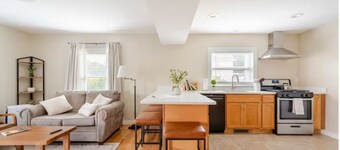 Pristine, Walkable downtown, Entire 2 Bedroom apartment