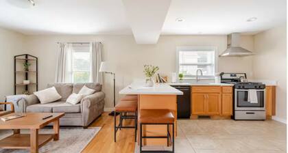 Pristine, Walkable downtown, Entire 2 Bedroom apartment
