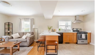 Pristine, Walkable downtown, Entire 2 Bedroom apartment