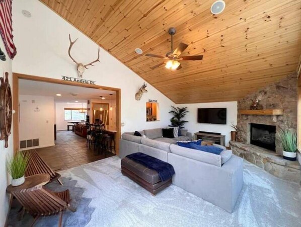 Smart TV, fireplace