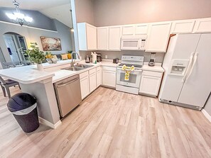 冷蔵庫、電子レンジ、オーブン、コンロ