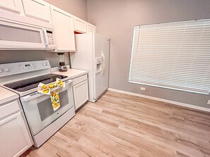Frigorífico, microondas, horno y placa de cocina
