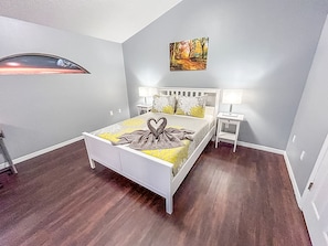 3 habitaciones, tabla de planchar con plancha y cuna de viaje 