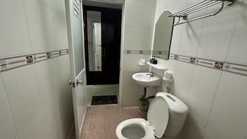 Standard Room | Bathroom