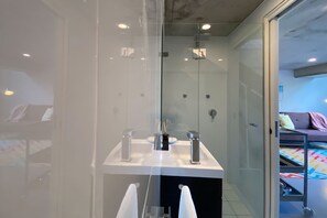 Haartrockner, Handtücher, Seife, Shampoo