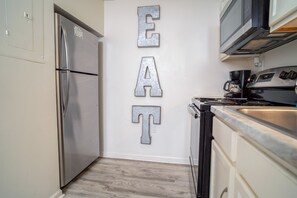 Frigorifero, microonde, forno, piano cottura