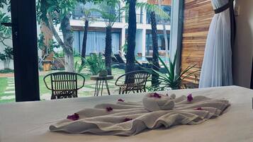 Habitación doble Deluxe, vista a la alberca | Ropa de cama de alta calidad, edredón y camas con efecto memoria