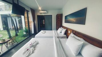 家庭四人房, 2 张大床, 泳池景观 | 高档床上用品、羽绒被、记忆海绵床垫、迷你吧