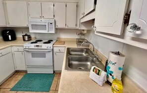 Fridge, microwave, oven, stovetop - Whole House-Near Airport, Beaches & Downtown Savannah (Savannah)