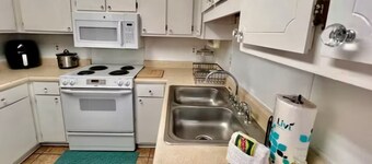 Pet friendly 3-bedroom home in Savannah near downtown and the coast! 