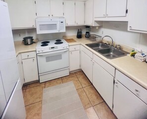 Fridge, microwave, oven, stovetop - Whole House-Near Airport, Beaches & Downtown Savannah (Savannah)